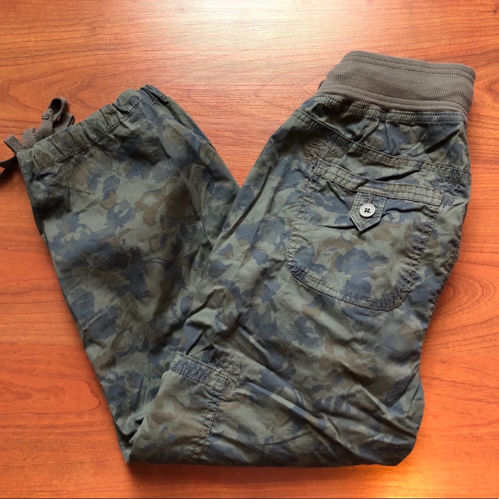 Motherhood Maternity Cargo Floral Camo Capris
